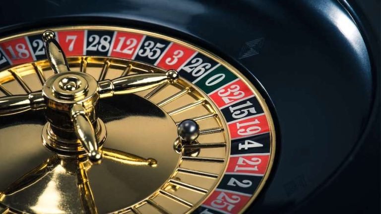 Antarmuka permainan Wolf Gold di ukirslot menampilkan gulungan, simbol, dan panel kontrol taruhan